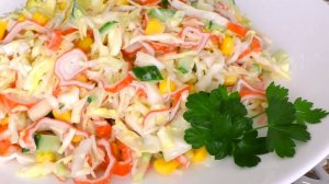 Сочный, хрустящий и очень вкусный салат из ранней капусты с крабовыми палочками.