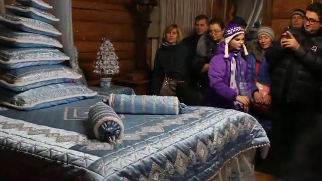 Спальня Дедушки Мороза с необычной кроватью смотреть онлайн