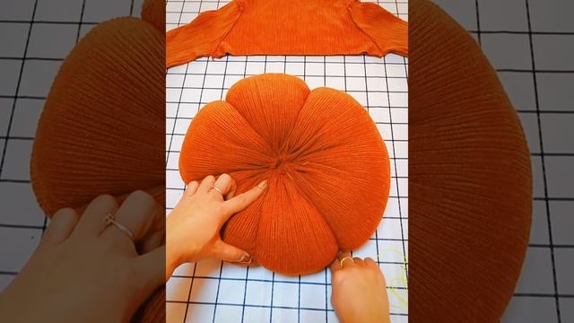 Cut a pumpkin cushion out of a discarded sweater смотреть онлайн