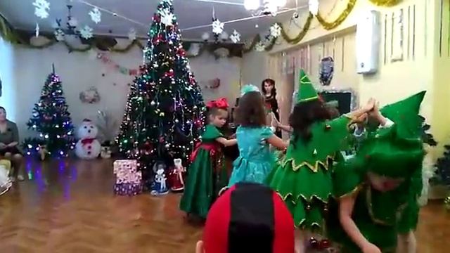 Наш танец ёлочек в детском саду на Новый год!танцуем смотреть онлайн