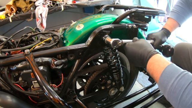 Harley Ultra Classic Makeover #29 Front Fender Bag Lids Tour Pak Lights Shocks Rear Tire Install смотреть онлайн
