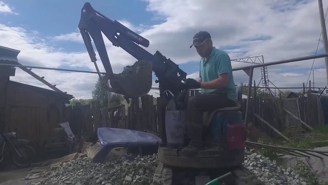 Маленький экскаватор грузит садовую тележку или проще лопатой? смотреть онлайн