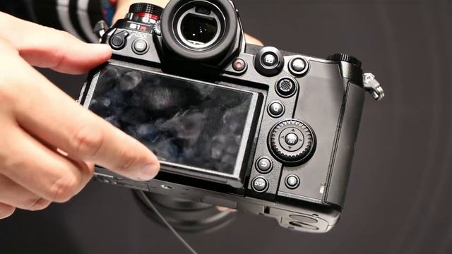 Panasonic S1R First Look: full-frame mirrorless camera loaded with potential смотреть онлайн
