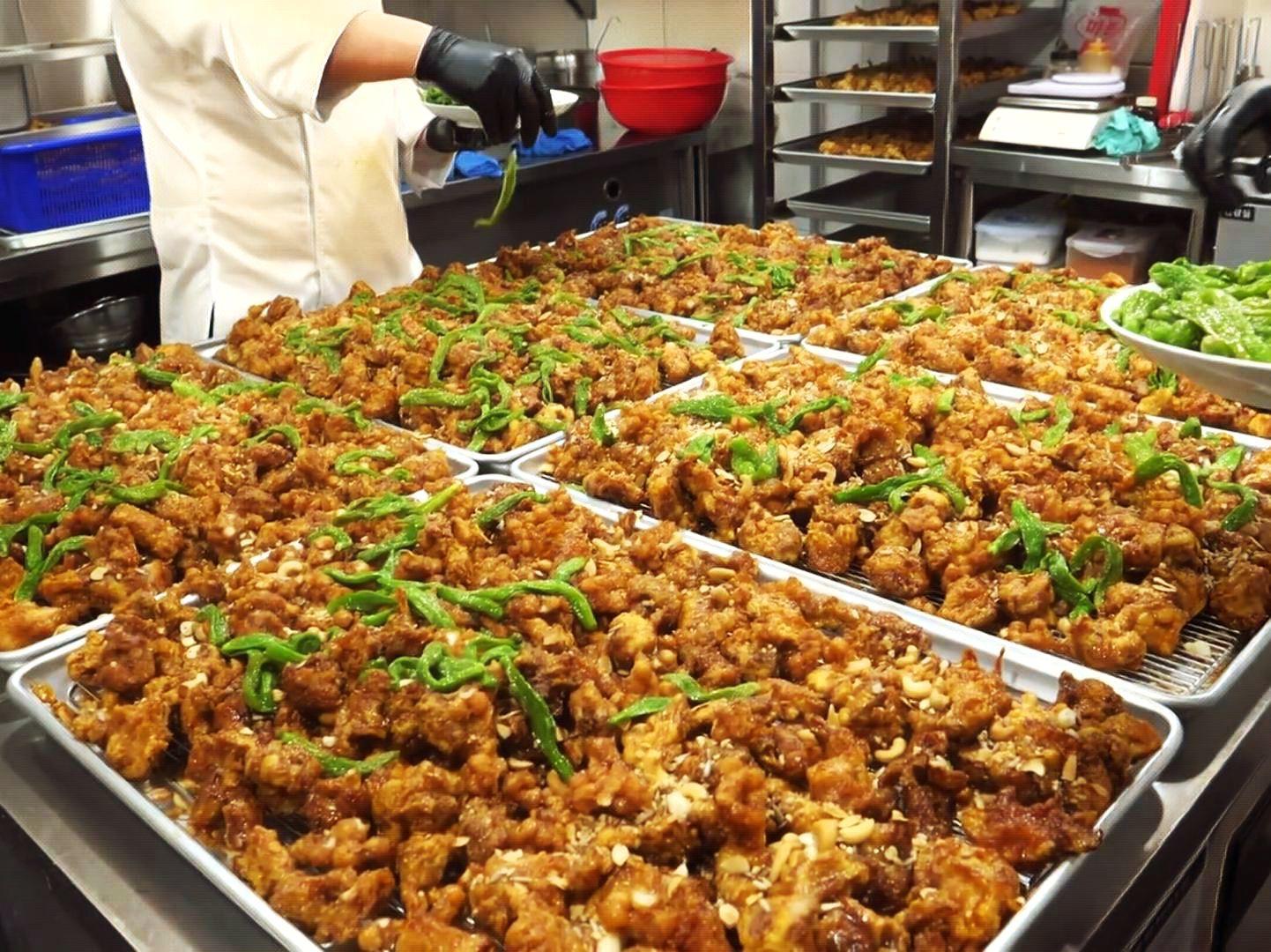 Много орехов! Острая курица с чили - Корейская уличная еда.