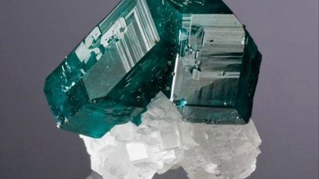 Драгоценные камни и минералы Диоптаз (Dioptase) смотреть онлайн