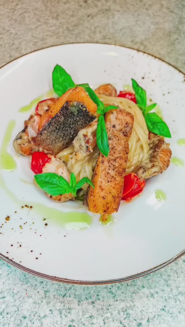 Паста с Форелью под сливочным соусом Биск и Базиликом смотреть онлайн