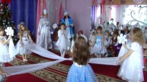 Новогодний  танец снежинок  (группа старшего возраста)