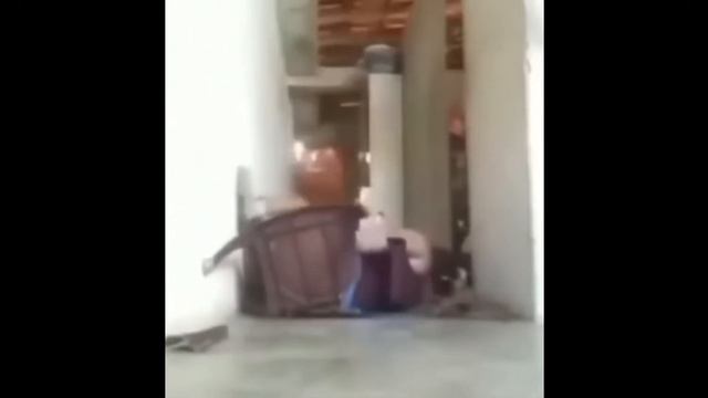 Бабка падает со стула и смачно пердит 2к! смотреть онлайн