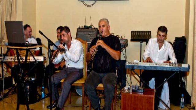 Mushegh-Aro-Hakho-Avo-Moso-Sharan -Armyanskie muzikanti v maskve...Tel.89165853027) смотреть онлайн