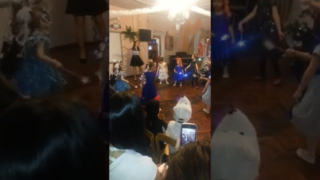 В садике праздник, группа Бельчата белые мишки и снежинки песенки и танцы смотреть онлайн