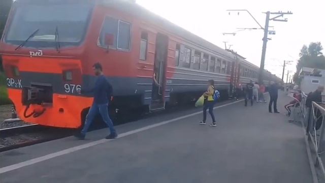 Электропоезд ЭР2К-976 прибывает и отправляется с о.п. Совхоз Бердский смотреть онлайн