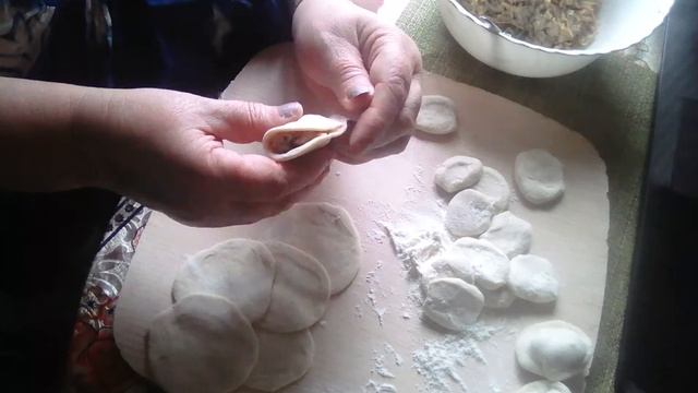 стряпаю вареники с салом и картофелем и разговариваю смотреть онлайн