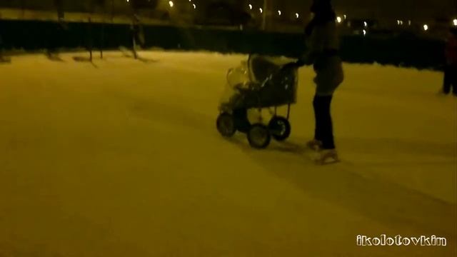 Прикол! На катке с коляской :D смотреть онлайн