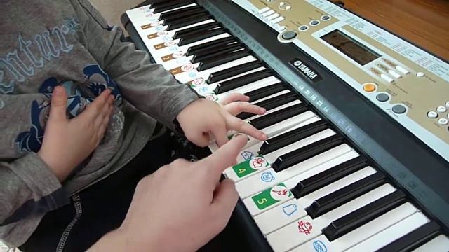 2г 11 мес. Выполняем упражнение левой рукой 