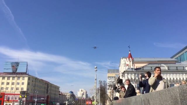 Самолеты над Площадью 1905 года смотреть онлайн