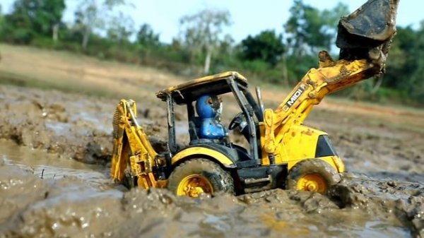 Экскаватор JCB застрял в болоте