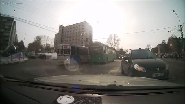 троллейбус едет на красный свет светофора смотреть онлайн