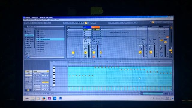 Tutorial: Ableton Live9 Midi to Korg Volca Series смотреть онлайн
