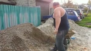 Замес бетона вручную самому .Переделки старого дома . #своимируками#замесбетона#работаюсам#переделк