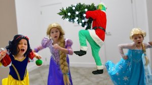 ГРИНЧ ИСПОРТИЛ новогоднюю ЕЛКУ РАПУНЦЕЛЬ и Белоснежки! Гринч ПРОТИВ Принцесс Дисней!