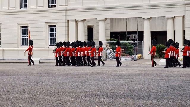 Changing of the Guard Ceremony - Watching Queen Elizabeth's Guard Buckingham Palace London UK смотреть онлайн