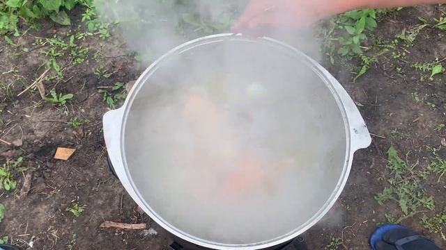 УХА ПО ЦАРСКИ ИЗ КРАСНОЙ РЫБЫ С КРЕВЕТКАМИ В КАЗАНЕ смотреть онлайн