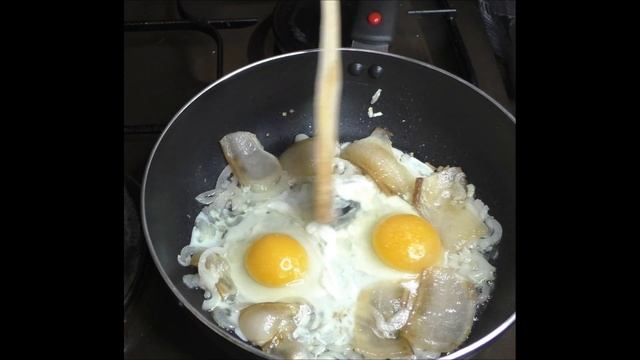 ЯЙЦА С САЛОМ И ЛУКОМ. Когда лень готовить жарю себе яйца. Просто, вкусно, сытно. смотреть онлайн