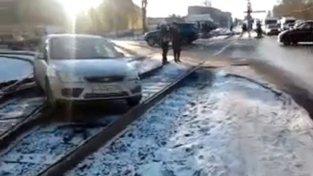 В Коломне Форд фокус вылетел на трамвайные пути смотреть онлайн