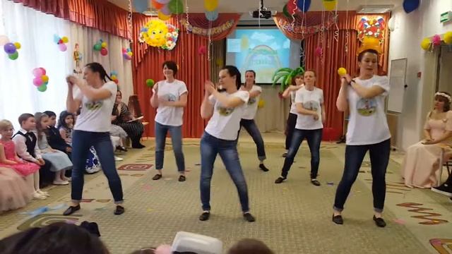 ЗАЖИГАТЕЛЬНЫЙ ТАНЕЦ МАМ В ДЕТСКОМ САДУ "ЗОЛОТОЙ КЛЮЧИК" ГОРОД ВИДНОЕ 2018 Г. смотреть онлайн