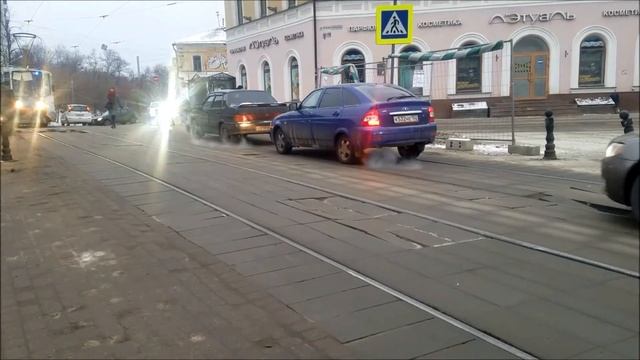 Погромыхивает новая плитка на тротуаре Большой Покровской в Нижнем Новгороде смотреть онлайн