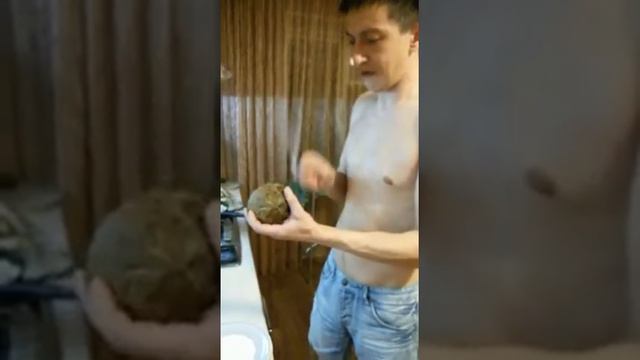 Как открыть кокос дома? За 1 минуту. How to open a coconut at home? Behind смотреть онлайн