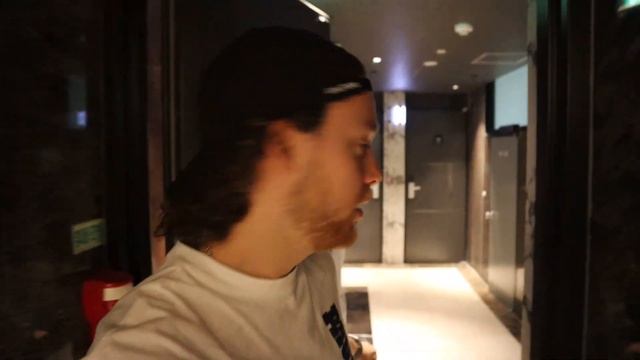Vi bor på det klammeste hotel i Seoul! │ Simon & Emily i Sydkorea ✈️ смотреть онлайн