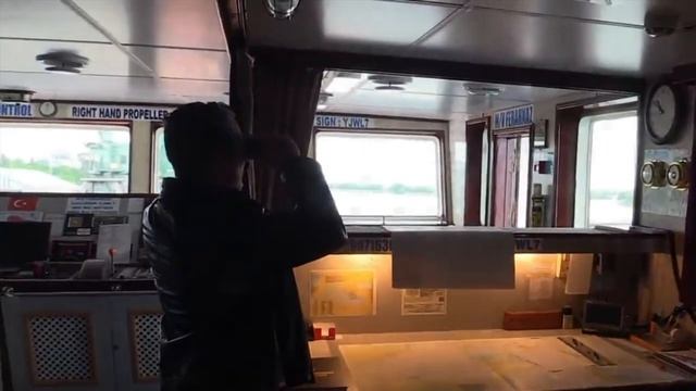 В Херсонском порту много судов, которые не могут выйти в Черное море. смотреть онлайн