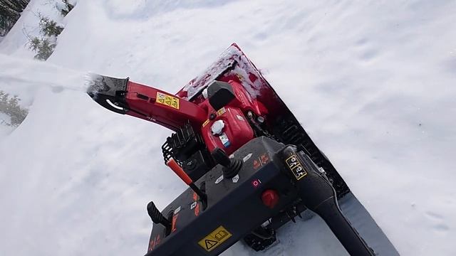 Honda HSS760 snowblower digging through snow смотреть онлайн