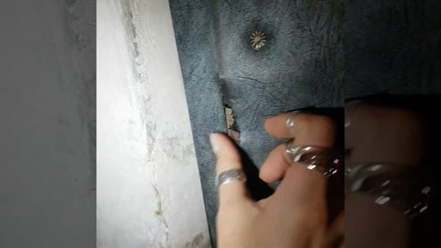 Шок!! 11летняя девочка испортила входную дверь одноклассника и чуть не сожгла ее!((. г. Уфа. смотреть онлайн