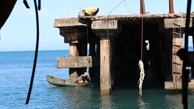 Гоча Хиникадзе добывает мидий (устриц) на причале для наживки. Кобулети kobuleti ქობულეთი смотреть онлайн