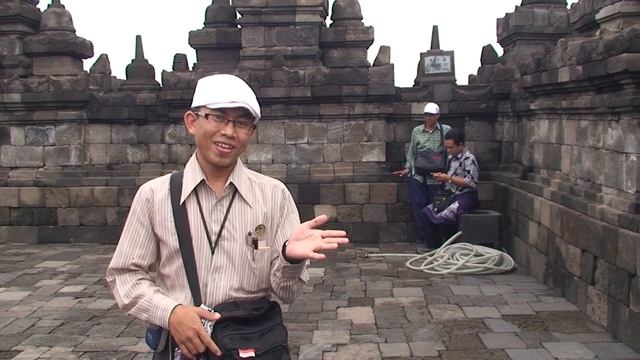 Polyglot Javanese Teacher in Borobudur, Java, Indonesia смотреть онлайн