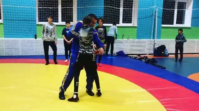 Разбор скрутки корпусом с передней подсечкой с отключением руки?