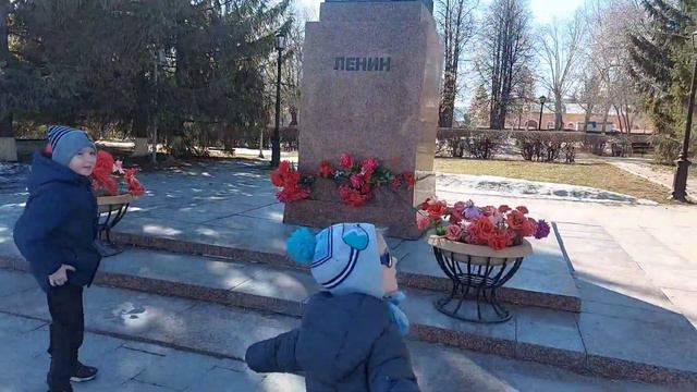 Рома и Саша гуляют по аллее и показывают свой город смотреть онлайн