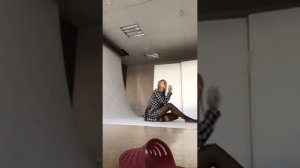 Красивая девушка позирует на фотосессии.