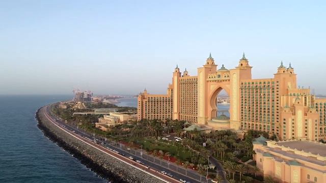 HD Aerial view of Atlantis the palm resort in the coast of Palm Jumeirah, Dubai | Free Stock Video смотреть онлайн