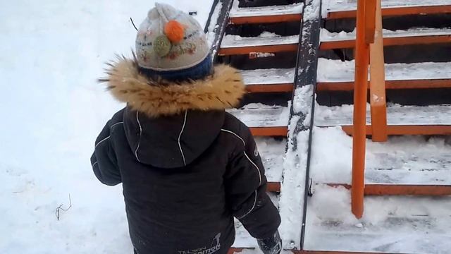 Катаемся на горке. Ватрушка. Vlog