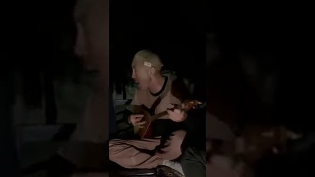 виртуозно играет и поёт на домбре смотреть онлайн