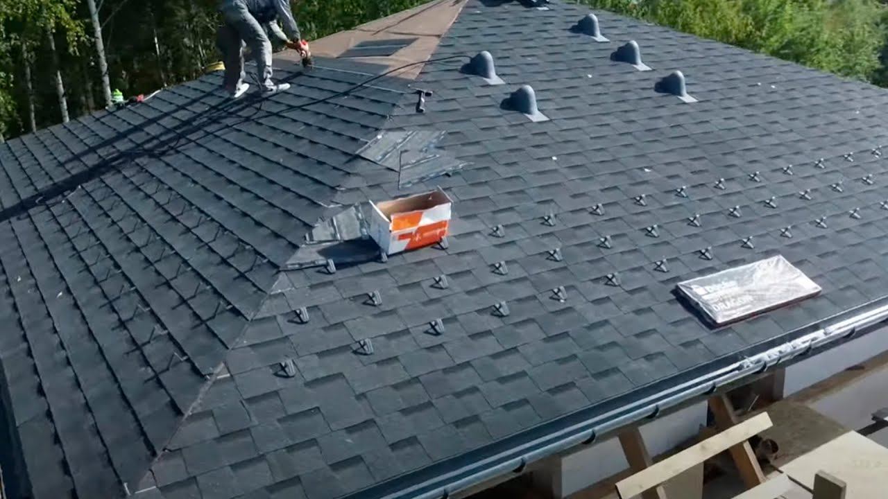 ЗАКРЫВАЕМ ПОСЛЕДНИЙ СКАТ МЯГКОЙ ЧЕРЕПИЦЕЙ. УСТАНАВЛИВАЕМ 7 ТРУБ И 3 РЯДА СНЕГОЗАДЕРЖАТЕЛЕЙ смотреть онлайн