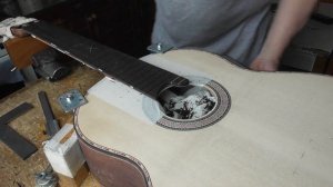 Выравнивание приклеенной накладки на грифе-часть1(видео №573).