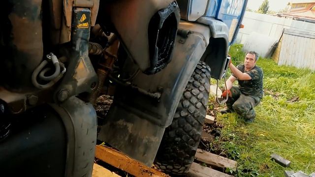 Засадили КамАЗ при попытке завести перевозную баню на дачный участок. смотреть онлайн