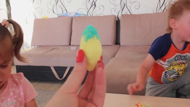 Лешик и Маргошик лепят из шарикого пластелина! смотреть онлайн
