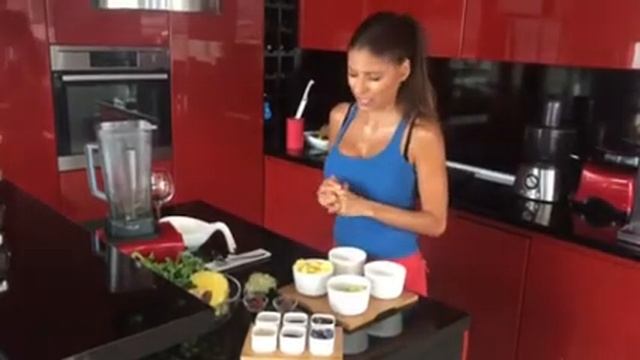 Супер смути кокос, кейл и ананас от кухнята на Яна