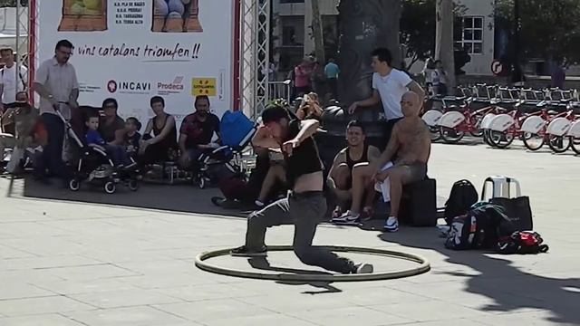 Уличные танцоры на празднике La Merce в Barcelone смотреть онлайн