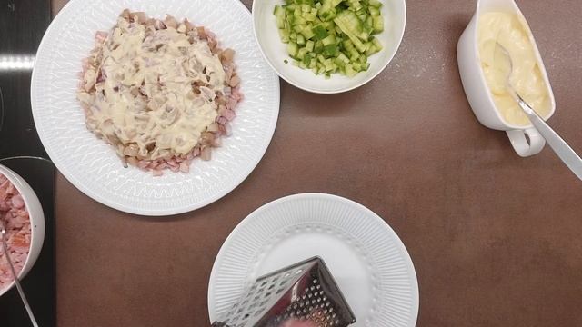 Салат с копчёной курицей и маринованными грибами. Авторский рецепт. смотреть онлайн